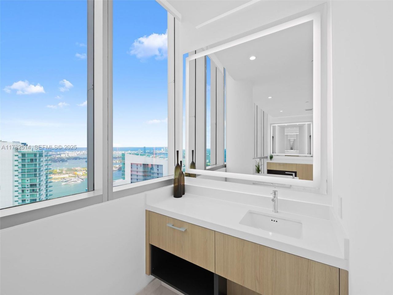 851 NE 1st Ave, Unit PH 5500, Miami, FL 33132 Photo
