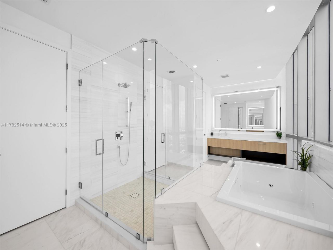 851 NE 1st Ave, Unit PH 5500, Miami, FL 33132 Photo