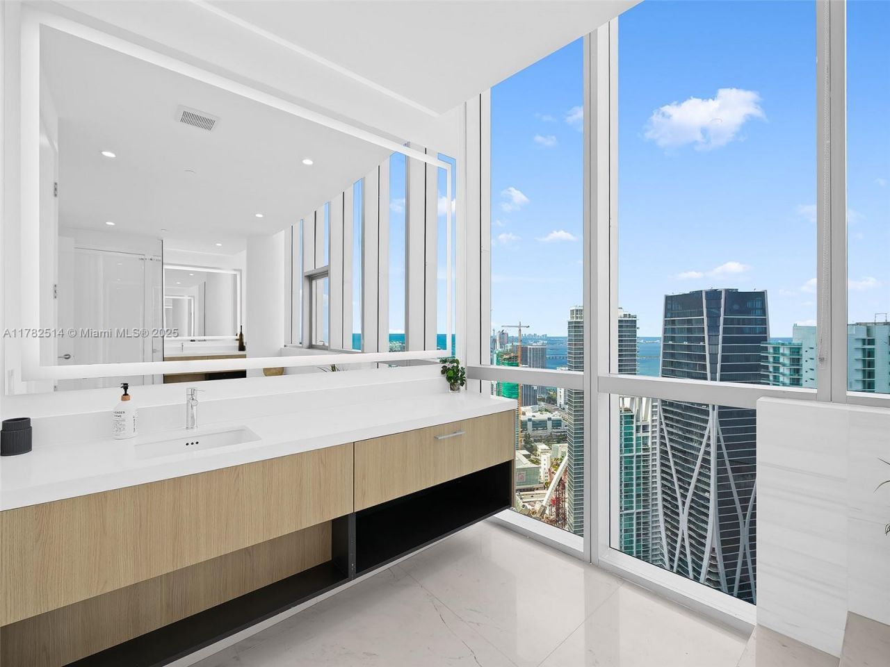 851 NE 1st Ave, Unit PH 5500, Miami, FL 33132 Photo