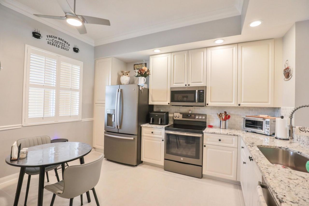 5 Harbour Isle Drive E, Unit 202, Fort Pierce, FL 34949 Photo