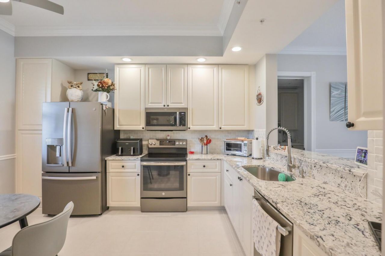 5 Harbour Isle Drive E, Unit 202, Fort Pierce, FL 34949 Photo