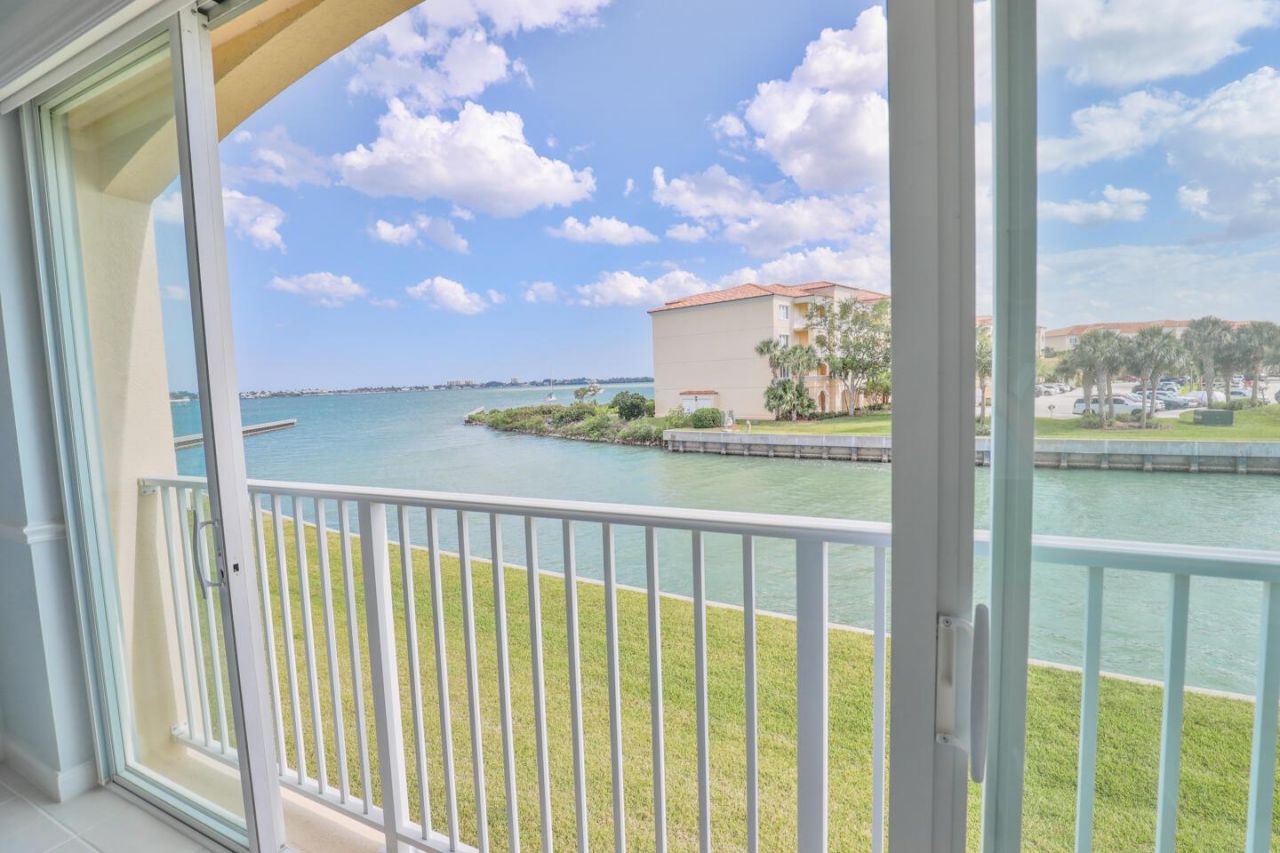 5 Harbour Isle Drive E, Unit 202, Fort Pierce, FL 34949 Photo