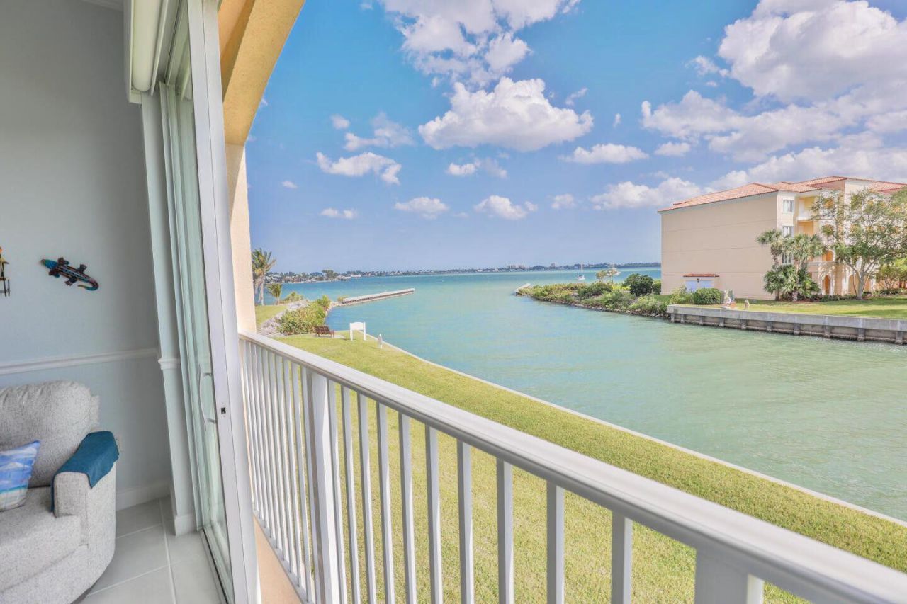 5 Harbour Isle Drive E, Unit 202, Fort Pierce, FL 34949 Photo