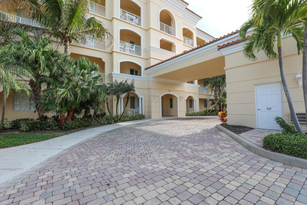 5 Harbour Isle Drive E, Unit 202, Fort Pierce, FL 34949 Photo