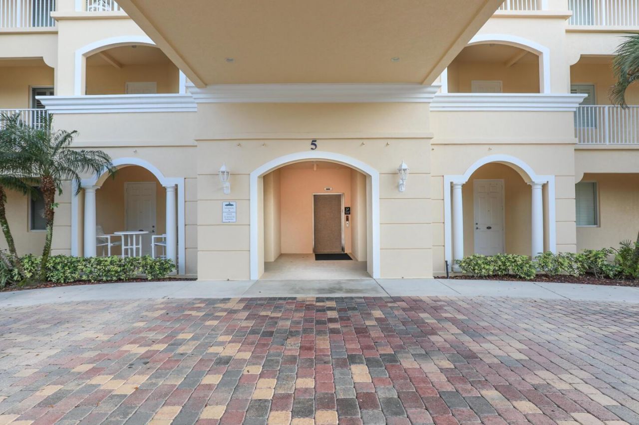 5 Harbour Isle Drive E, Unit 202, Fort Pierce, FL 34949 Photo