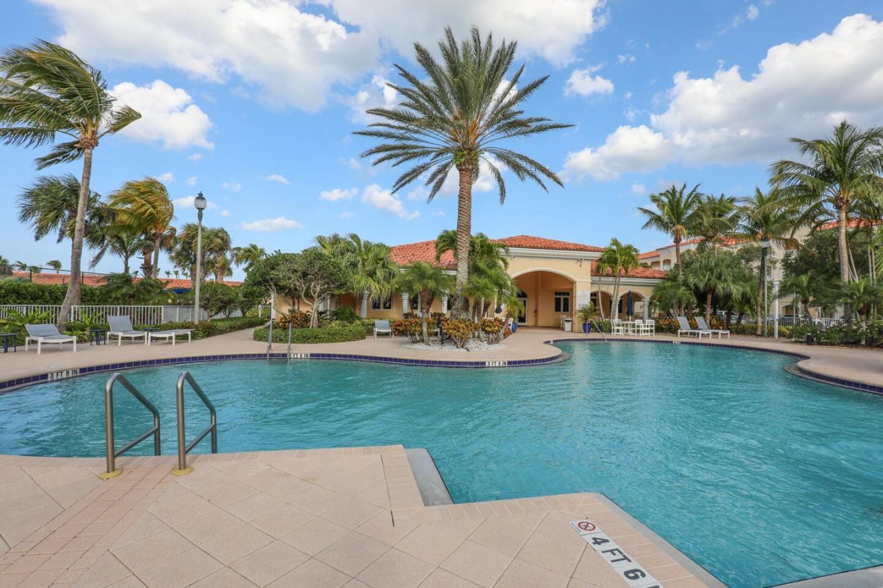 5 Harbour Isle Drive E, Unit 202, Fort Pierce, FL 34949 Photo