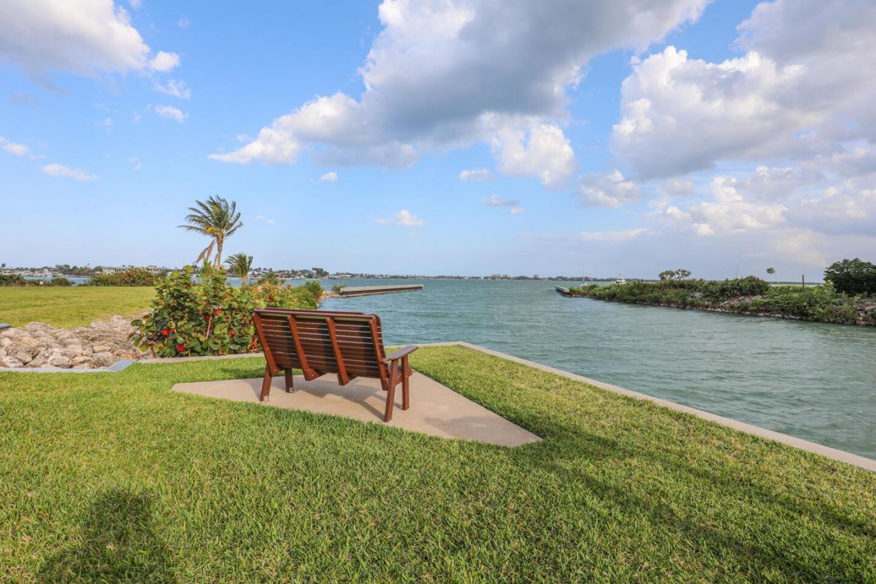 5 Harbour Isle Drive E, Unit 202, Fort Pierce, FL 34949 Photo