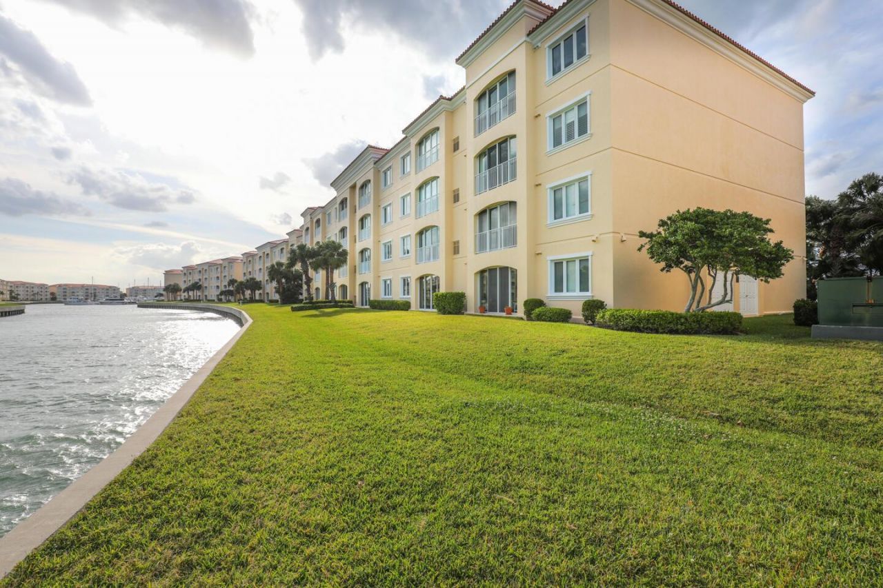 5 Harbour Isle Drive E, Unit 202, Fort Pierce, FL 34949 Photo