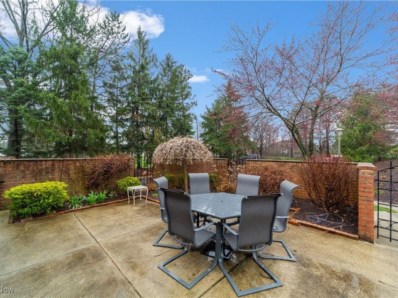 25450 Fairmount Boulevard, Unit 1, Beachwood, OH 44122 Photo 3