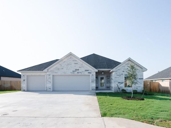 816 Secretariat Drive, Hewitt, TX 76643