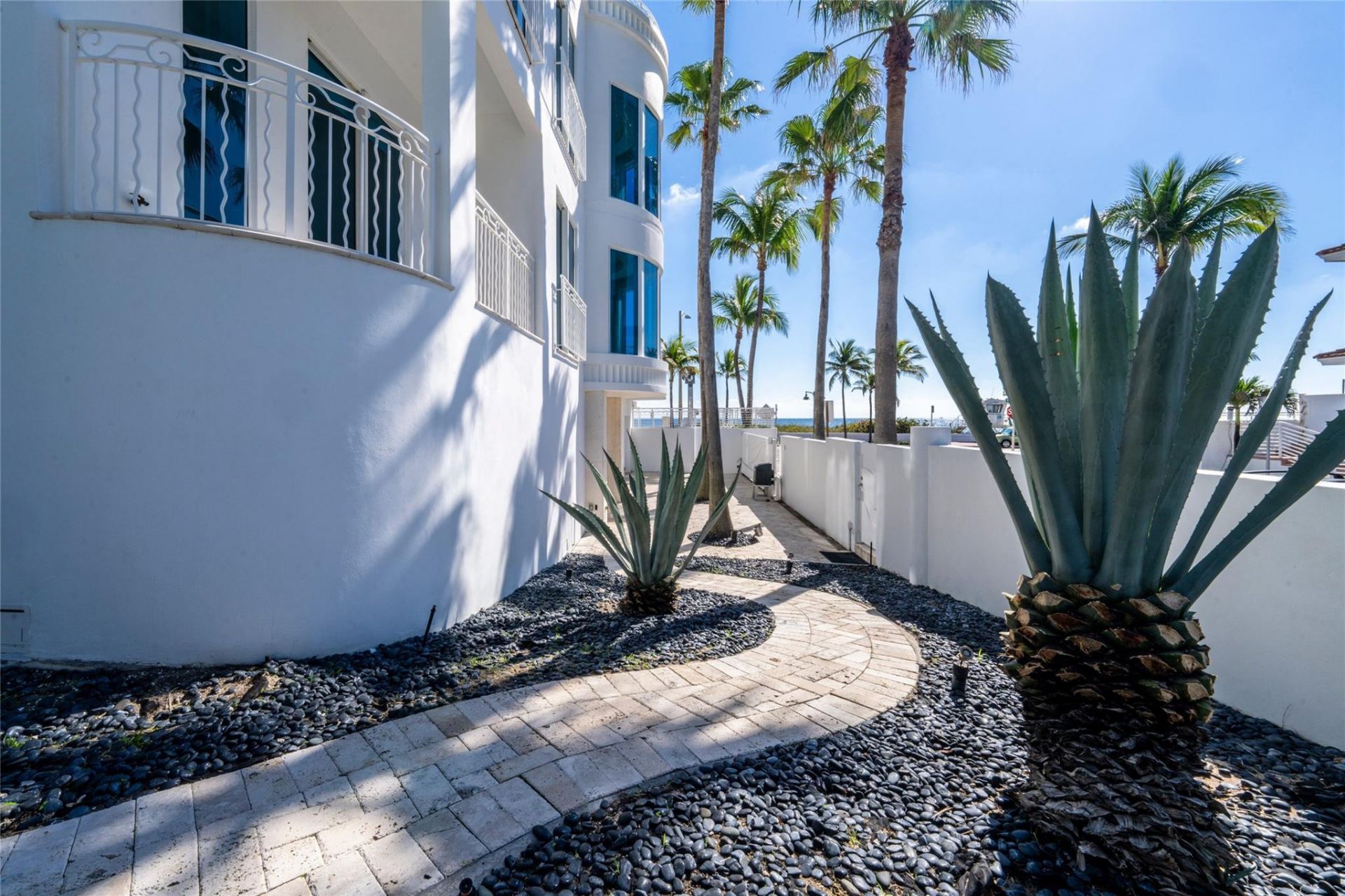 1525 N Fort Lauderdale Beach Blvd, Fort Lauderdale, FL 33304 Photo