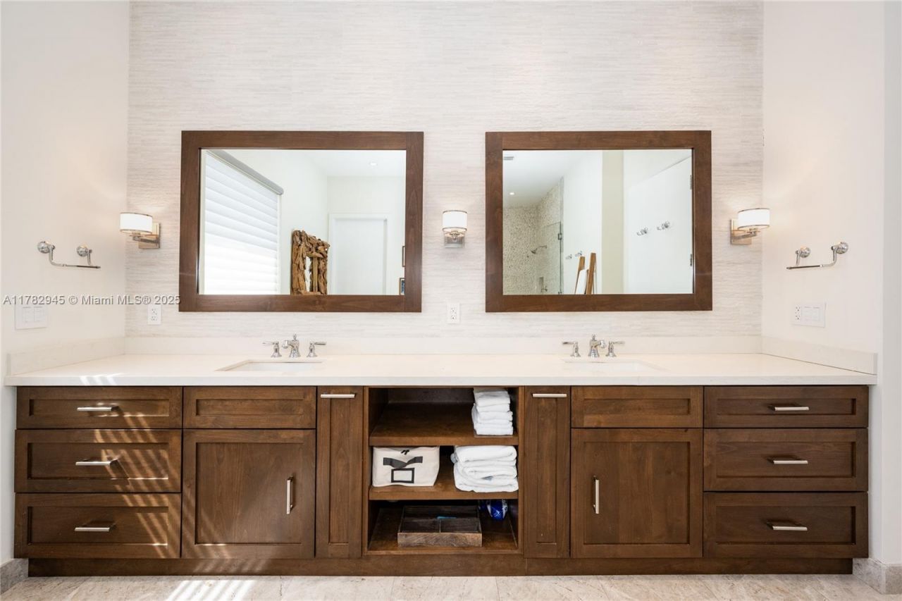 31 Island Dr, Key Biscayne, FL 33149 Photo