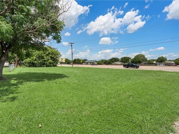 319 S Hewitt Drive, Hewitt, TX 76643