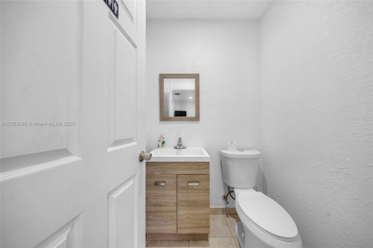 1025 E 45th St, Hialeah, FL 33013 Photo