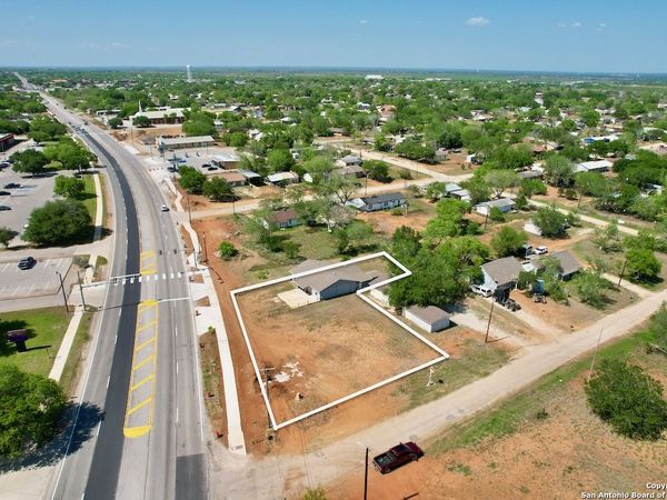 203 Zanderson, Jourdanton, TX 78026