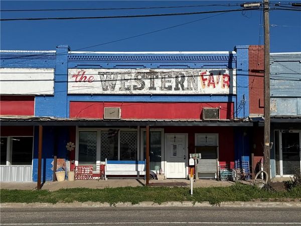 204 E Gassaway Avenue, Lott, TX 76656