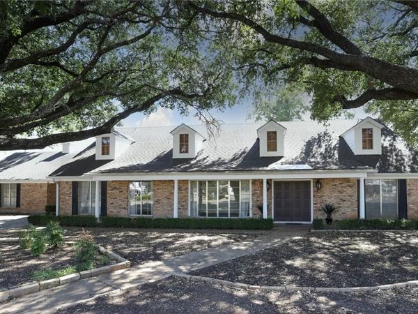 1000 W 6th Street, McGregor, TX 76657