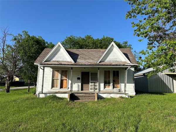 709 W Navasota Street, Groesbeck, TX 76642