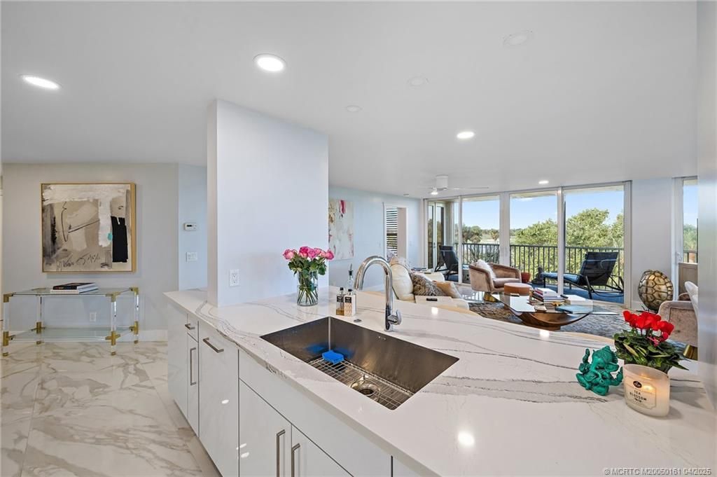 669 NE Plantation Road, Unit 201, Stuart, FL 34996 Photo