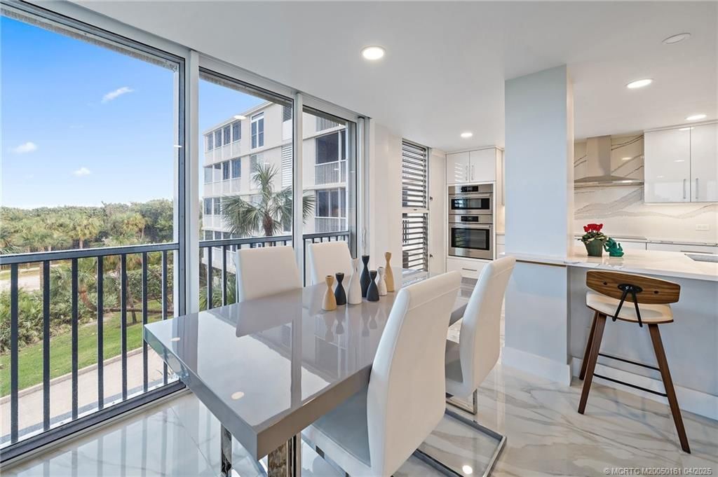 669 NE Plantation Road, Unit 201, Stuart, FL 34996 Photo