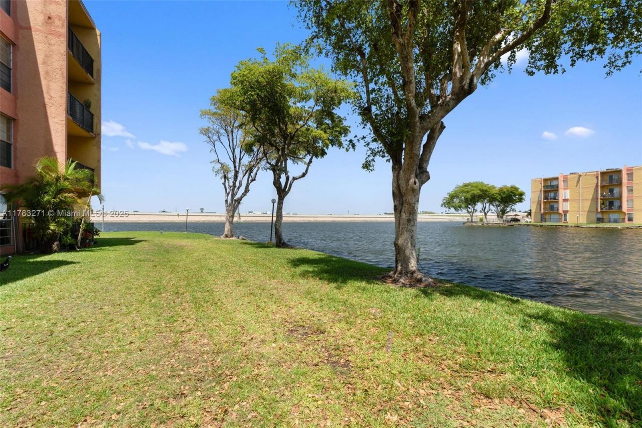 4719 NW 7th St, Unit 304-11, Miami, FL 33126 Photo