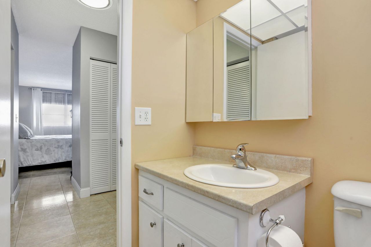 3051 NW 46th Avenue, Unit 406, Lauderdale Lakes, FL 33313 Photo