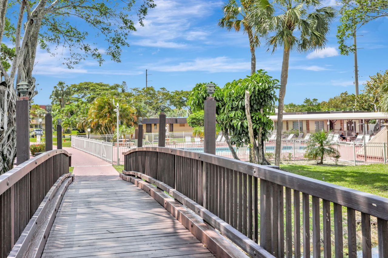 3051 NW 46th Avenue, Unit 406, Lauderdale Lakes, FL 33313 Photo