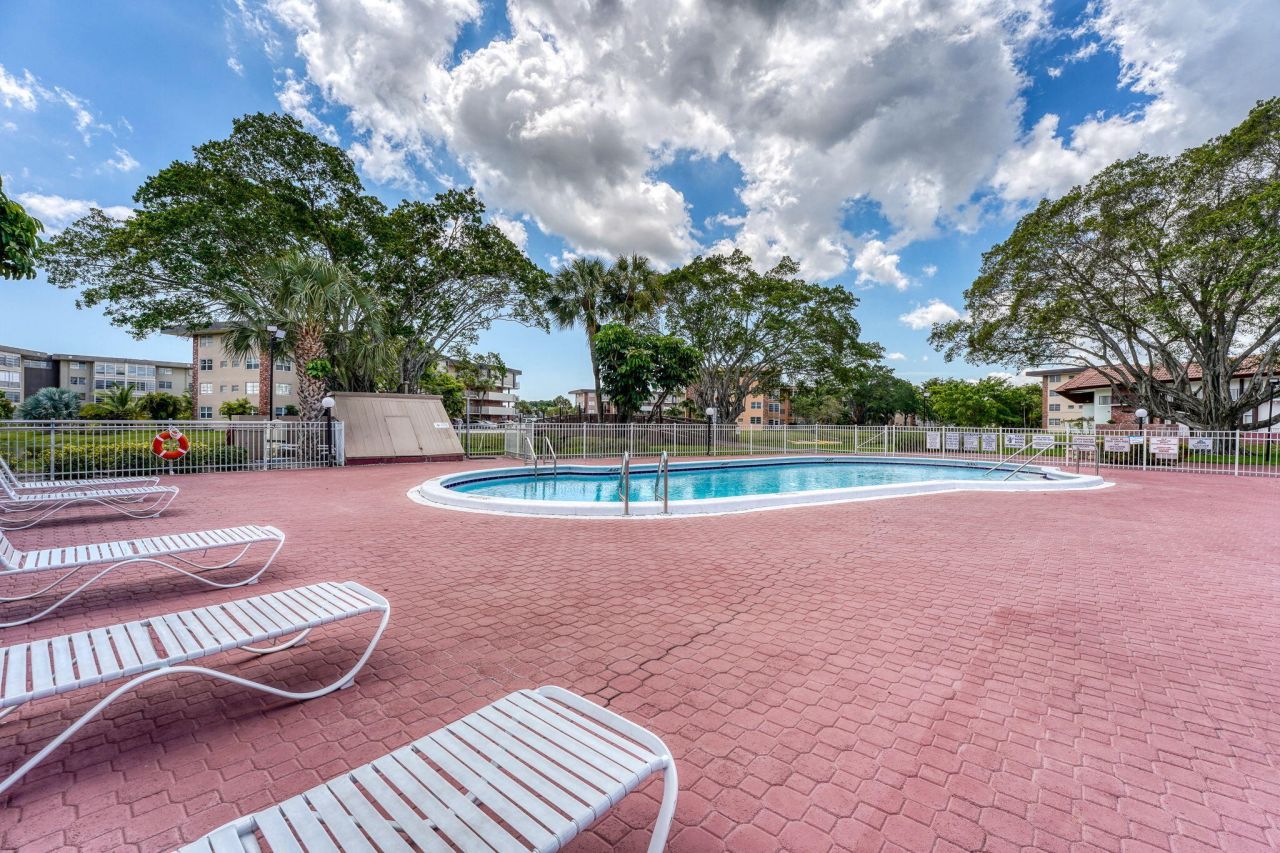 3051 NW 46th Avenue, Unit 406, Lauderdale Lakes, FL 33313 Photo