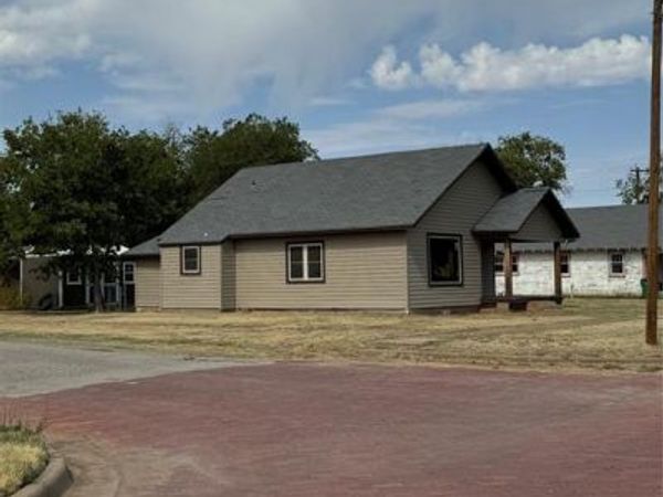 510 Cain St, Quanah, TX 79252