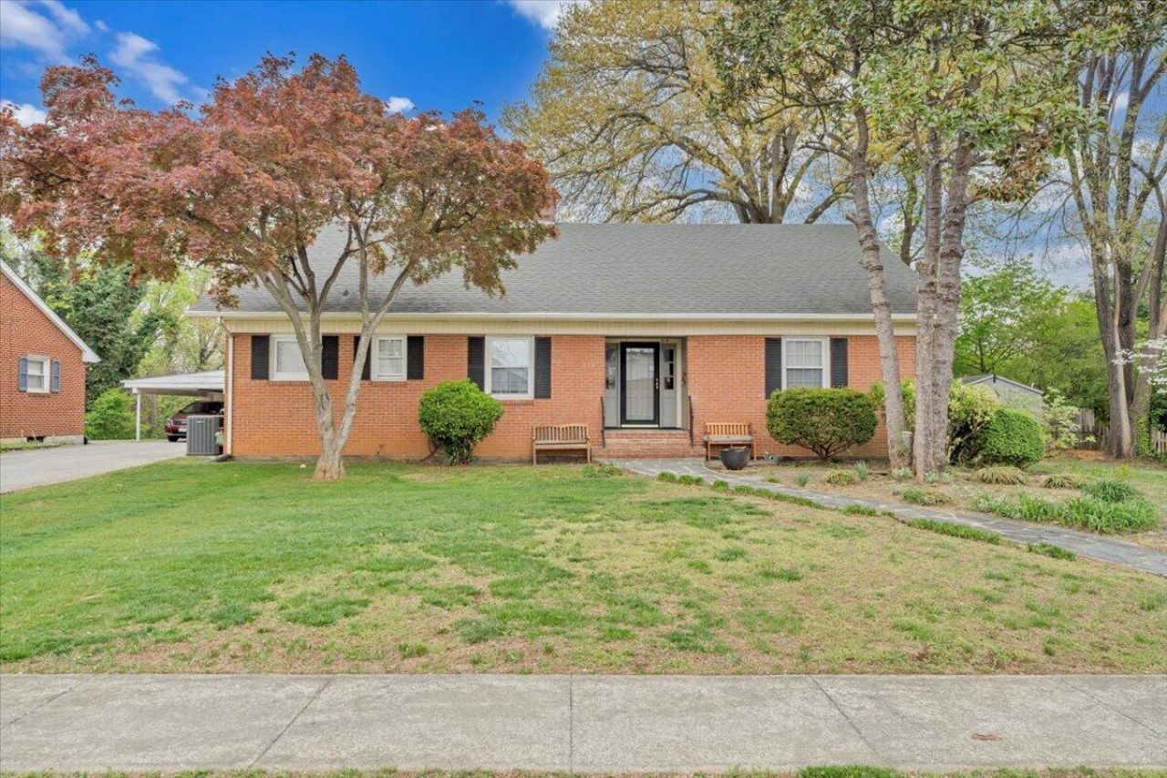 215 Chestnut St, Salem, VA 24153 Main Photo