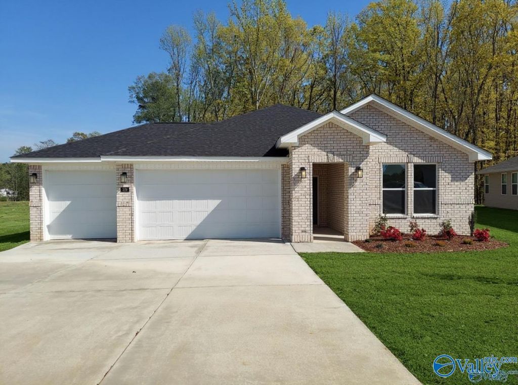 208 Hibiscus Drive, Hazel Green, AL 35750 Main Photo