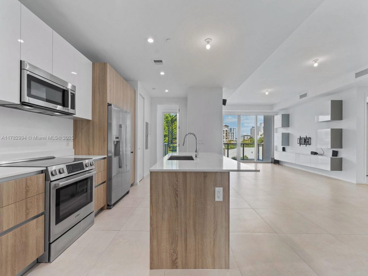 529 SW 11th St, Unit 303, Miami, FL 33129 Photo