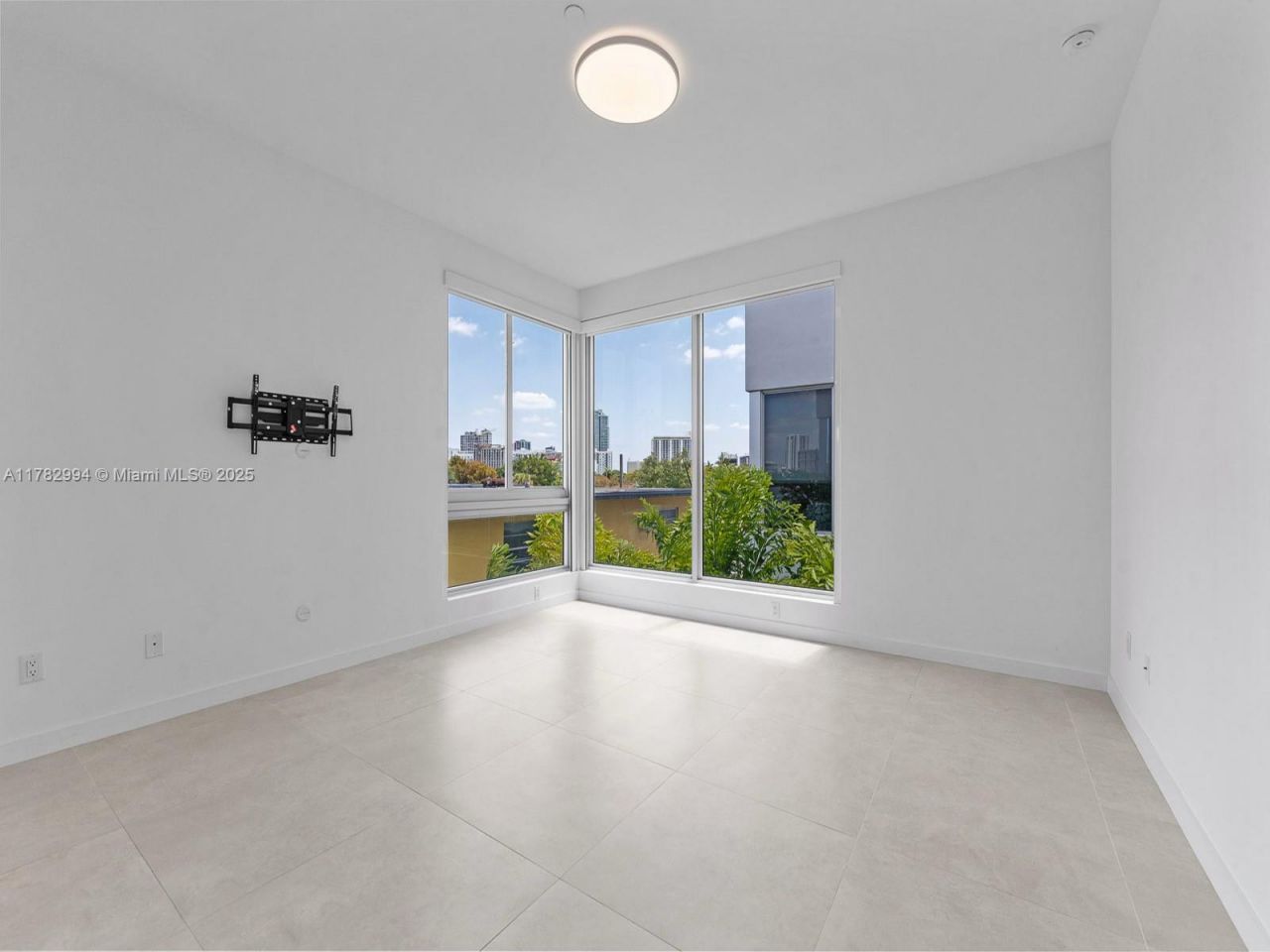 529 SW 11th St, Unit 303, Miami, FL 33129 Photo