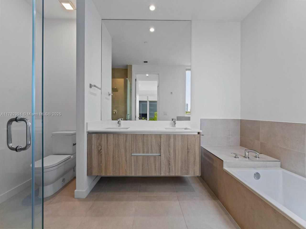 529 SW 11th St, Unit 303, Miami, FL 33129 Photo