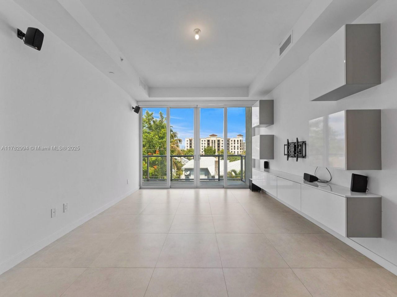 529 SW 11th St, Unit 303, Miami, FL 33129 Photo