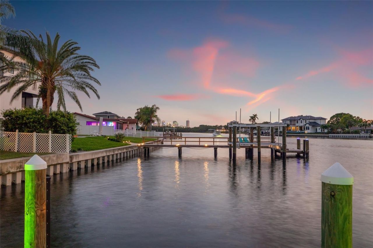 935 Eden Isle Drive Ne, Saint Petersburg, FL 33704 Photo