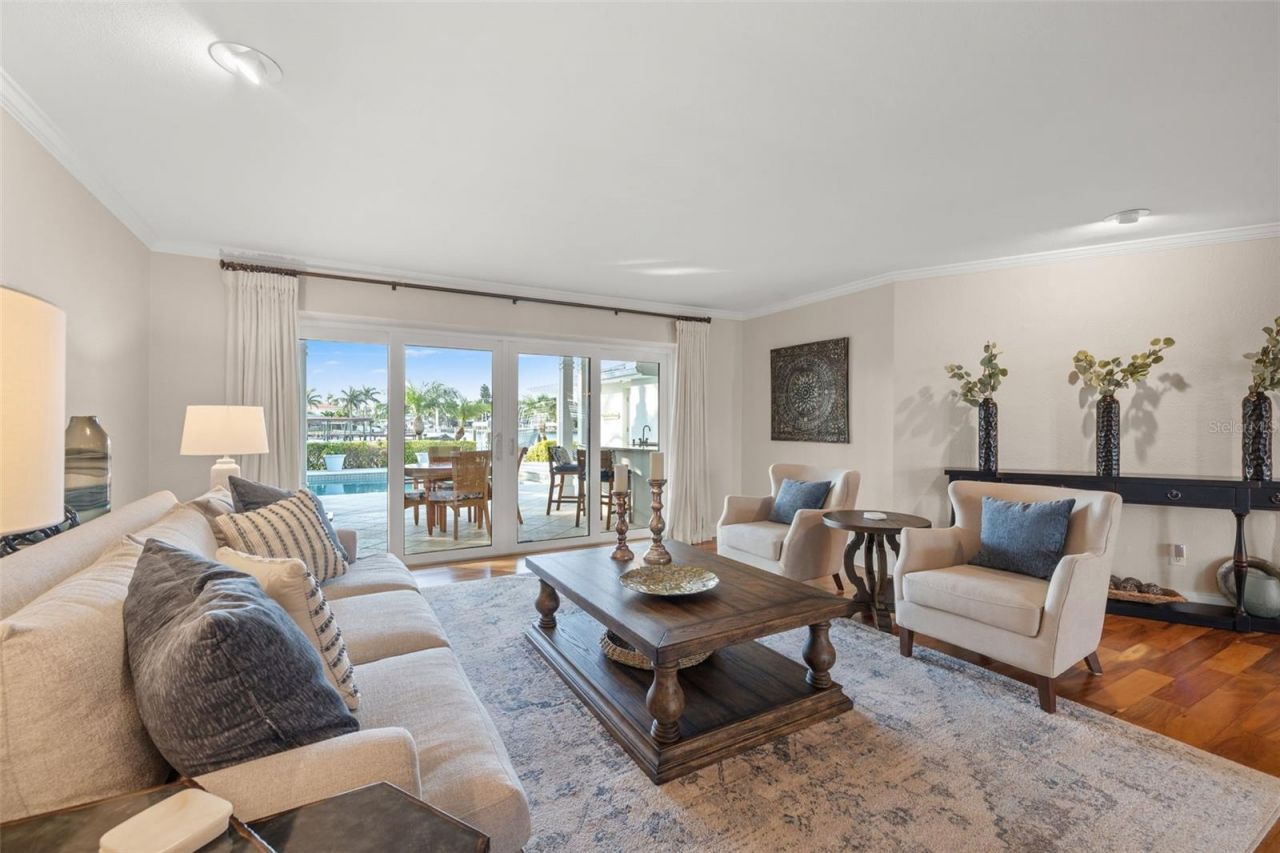 935 Eden Isle Drive Ne, Saint Petersburg, FL 33704 Photo