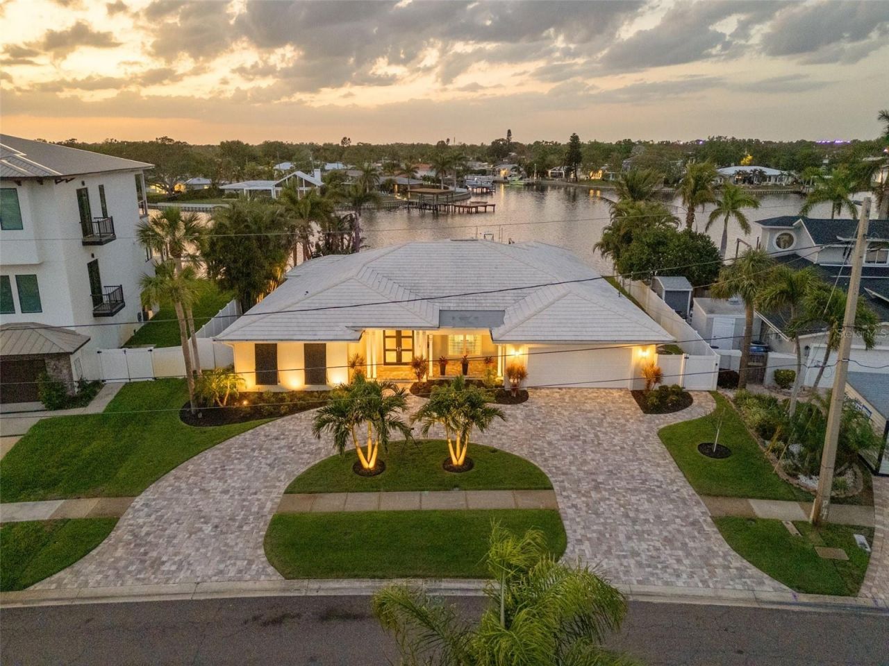 935 Eden Isle Drive Ne, Saint Petersburg, FL 33704 Photo