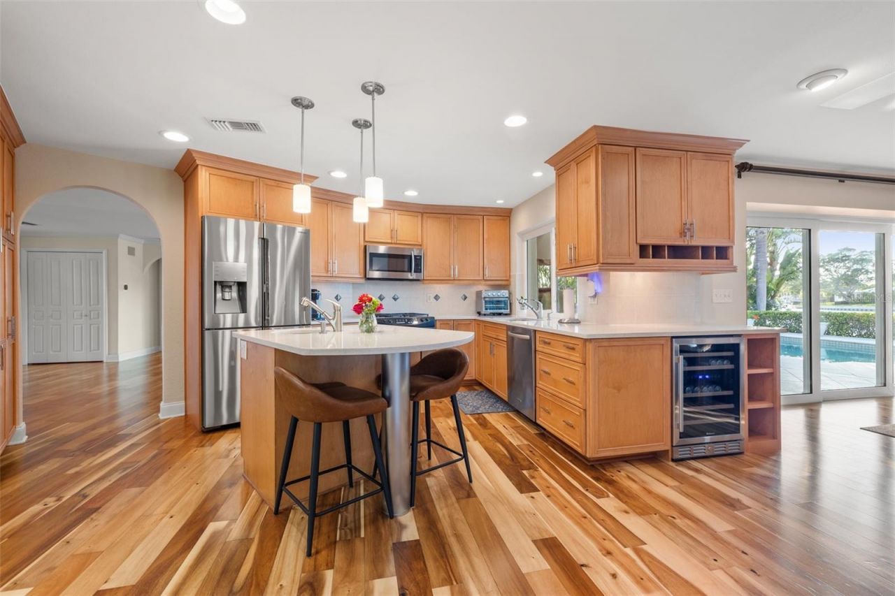 935 Eden Isle Drive Ne, Saint Petersburg, FL 33704 Photo