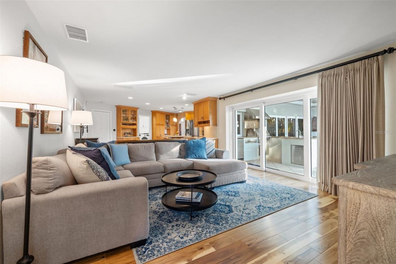 935 Eden Isle Drive Ne, Saint Petersburg, FL 33704 Photo