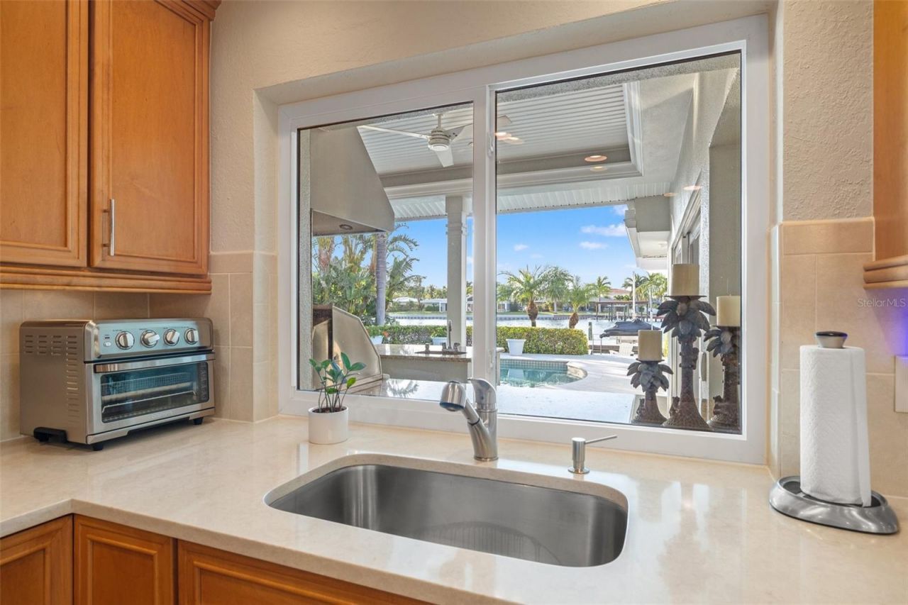 935 Eden Isle Drive Ne, Saint Petersburg, FL 33704 Photo