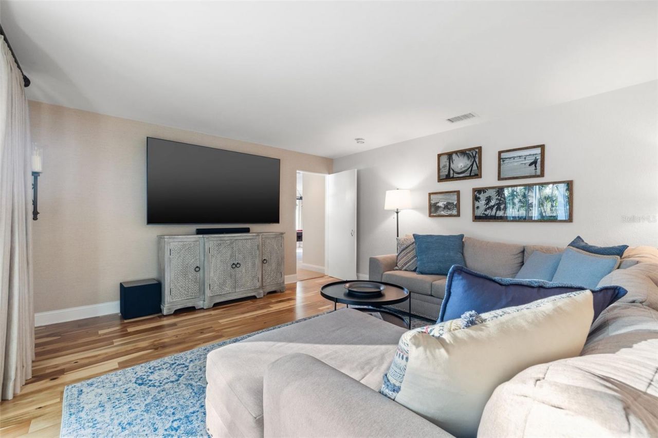 935 Eden Isle Drive Ne, Saint Petersburg, FL 33704 Photo