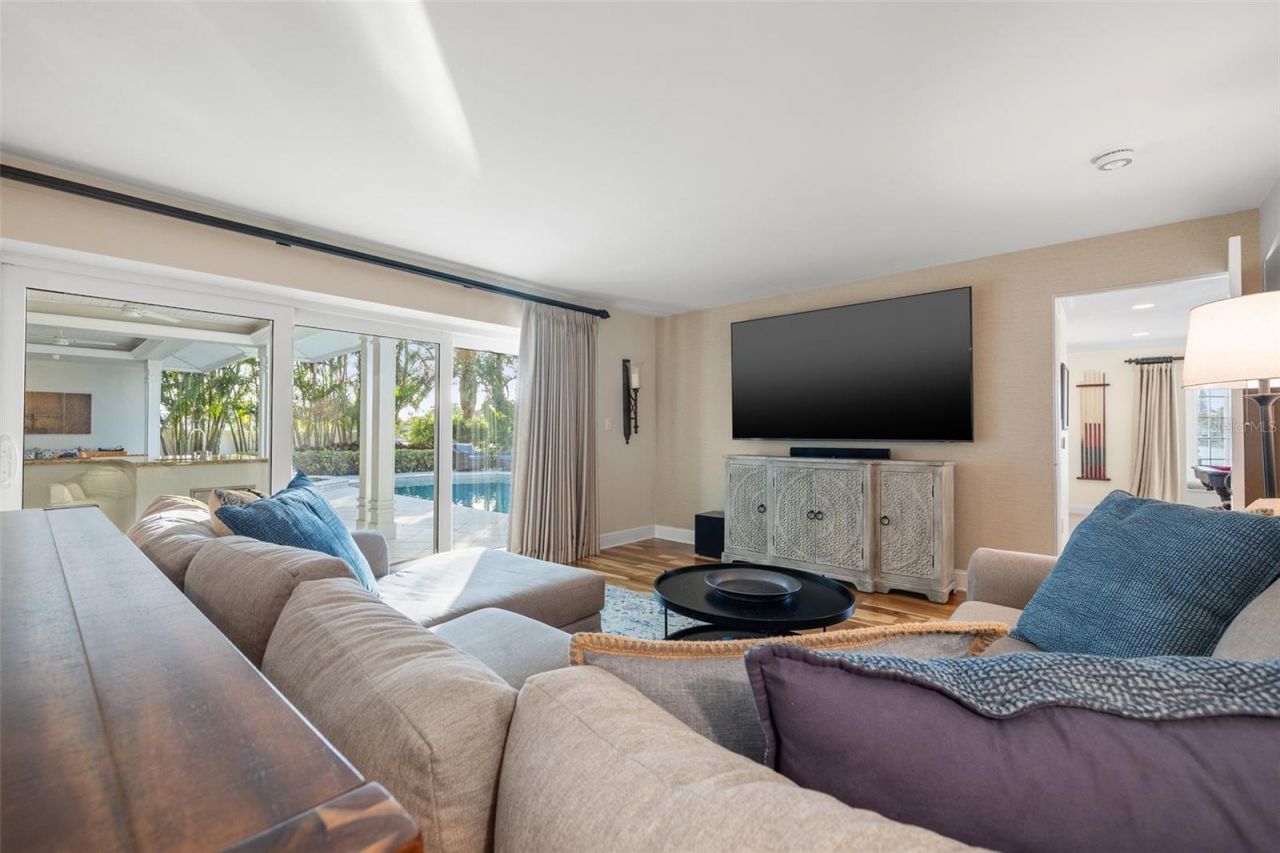 935 Eden Isle Drive Ne, Saint Petersburg, FL 33704 Photo