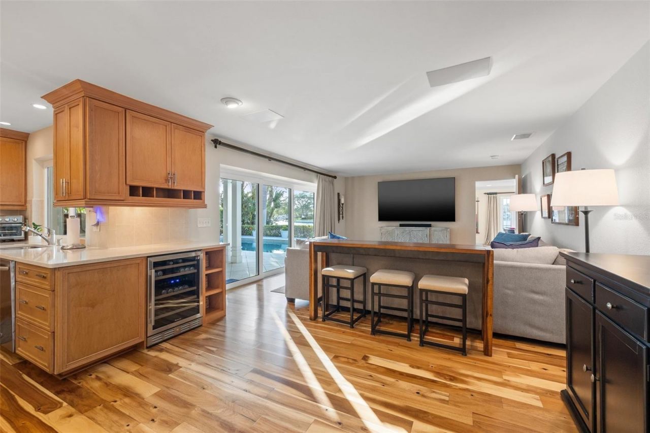 935 Eden Isle Drive Ne, Saint Petersburg, FL 33704 Photo