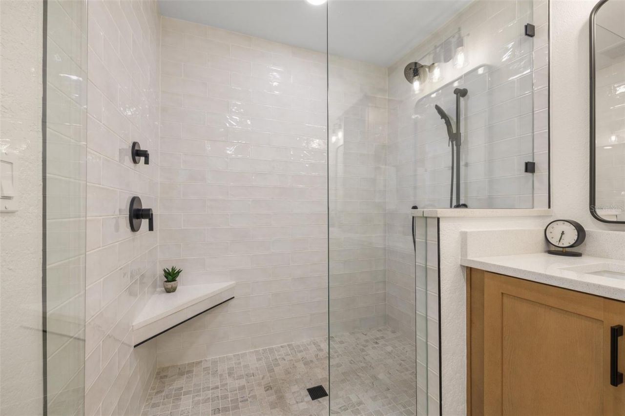 935 Eden Isle Drive Ne, Saint Petersburg, FL 33704 Photo