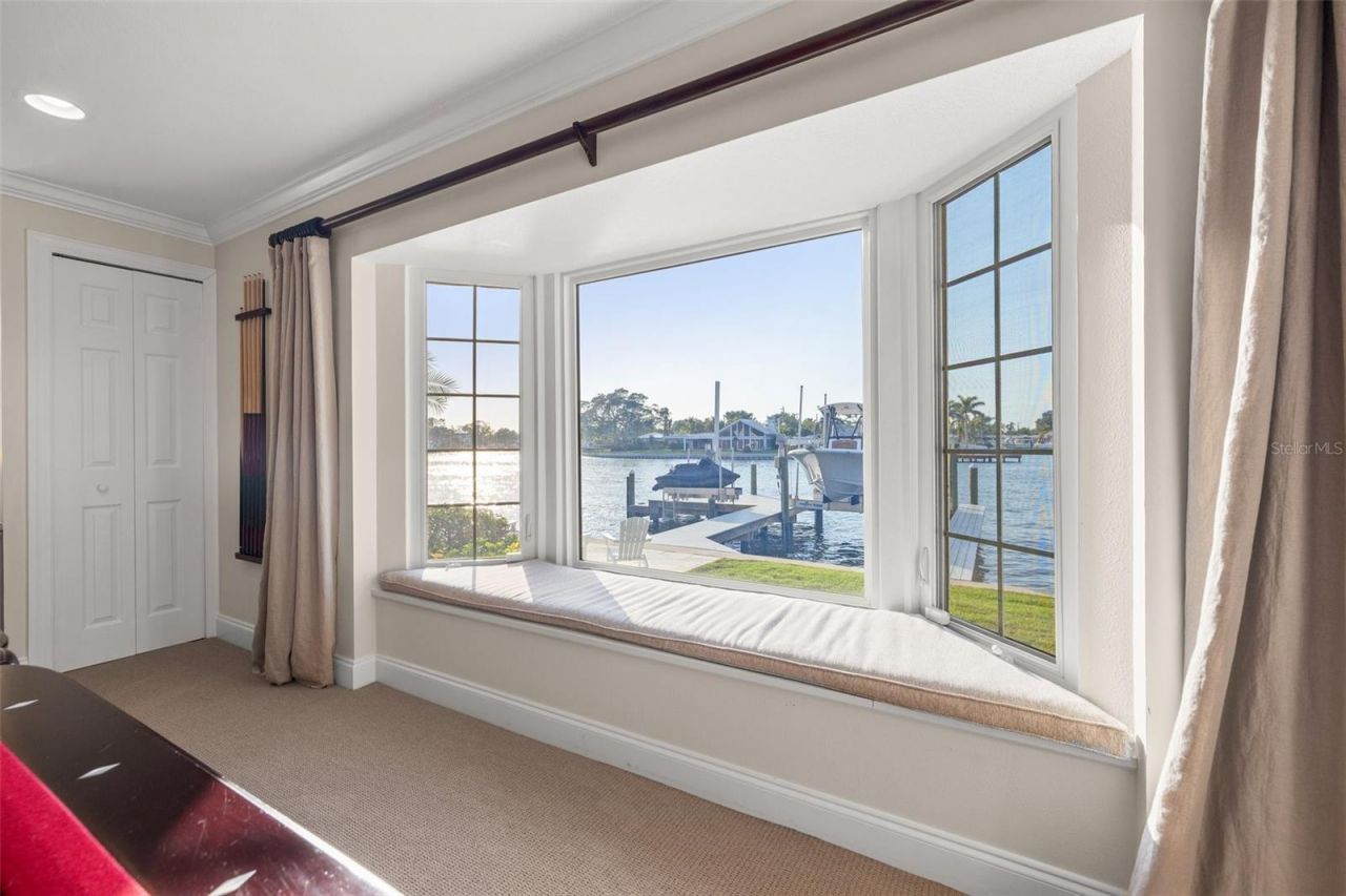 935 Eden Isle Drive Ne, Saint Petersburg, FL 33704 Photo