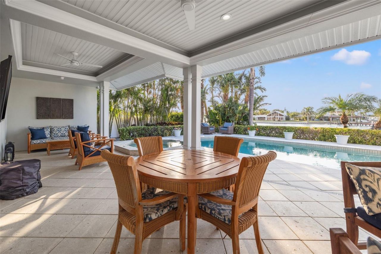 935 Eden Isle Drive Ne, Saint Petersburg, FL 33704 Photo