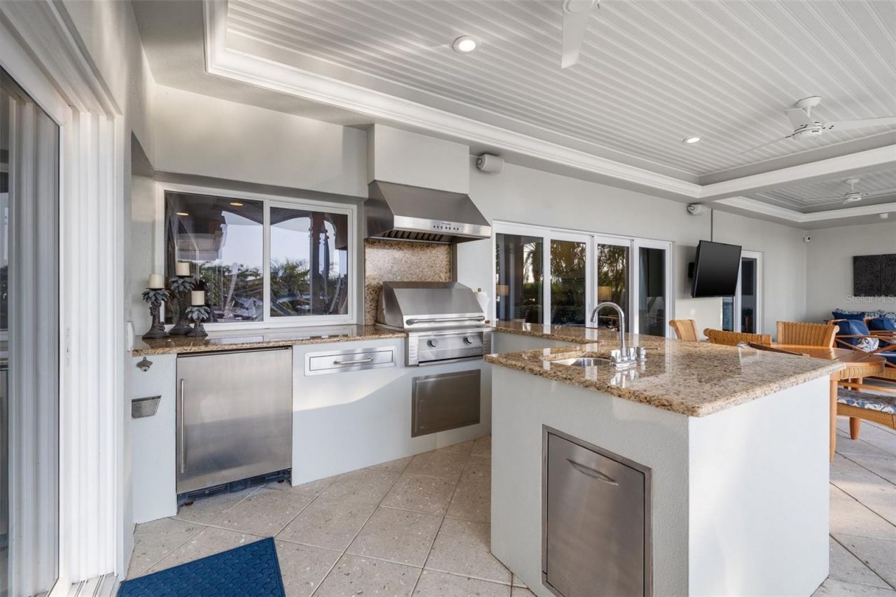 935 Eden Isle Drive Ne, Saint Petersburg, FL 33704 Photo