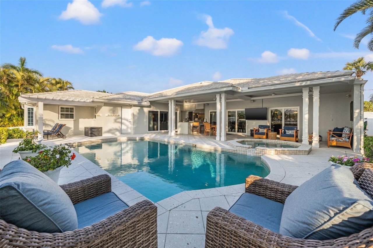 935 Eden Isle Drive Ne, Saint Petersburg, FL 33704 Photo