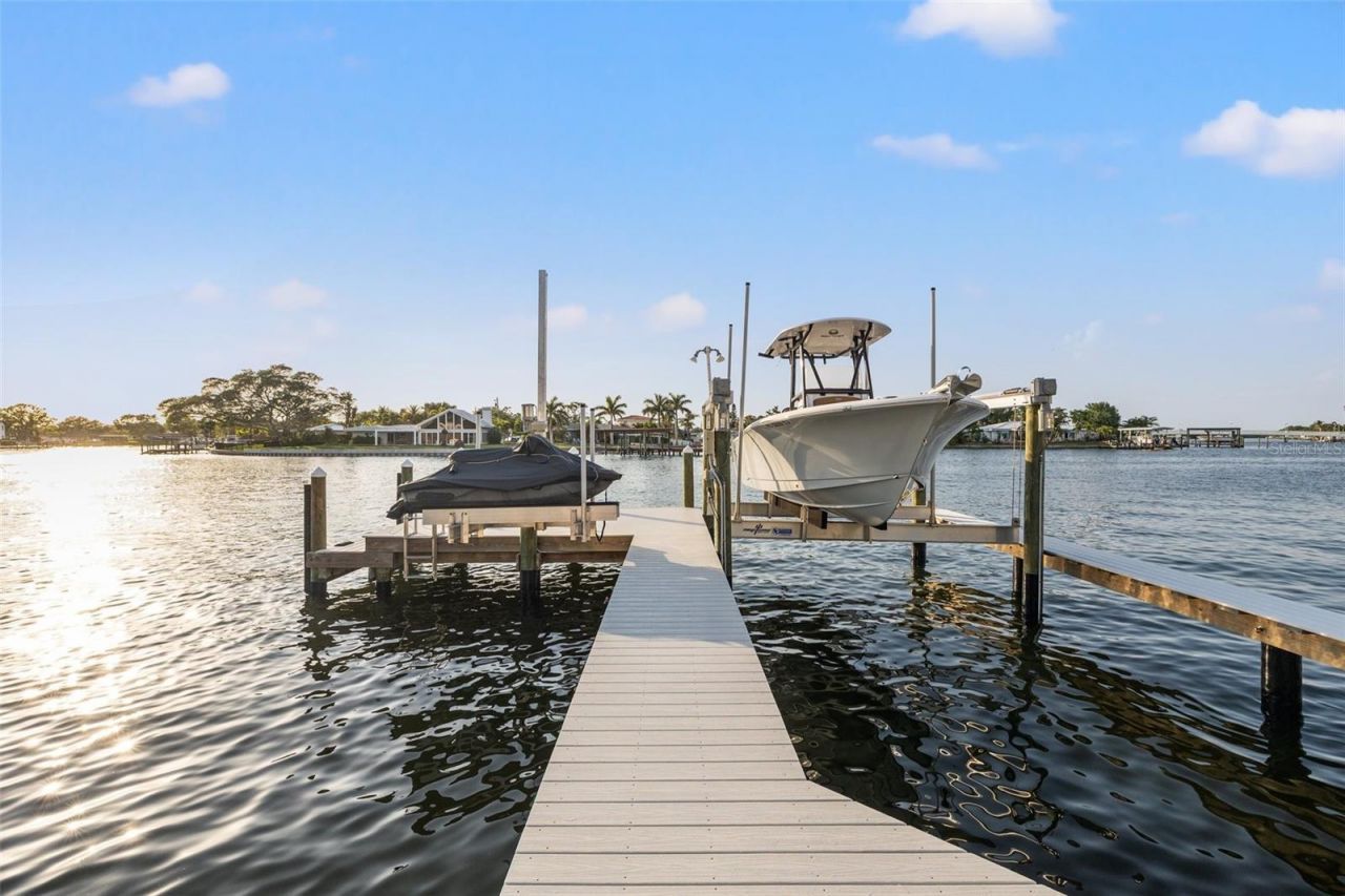 935 Eden Isle Drive Ne, Saint Petersburg, FL 33704 Photo